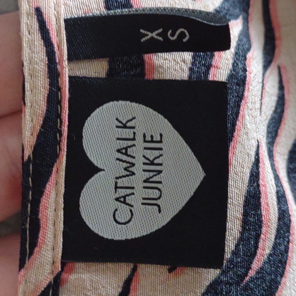 Catwalk closet BNWOT zebra print dress size xs w/ buttons & tie at back - Picture 6 of 10